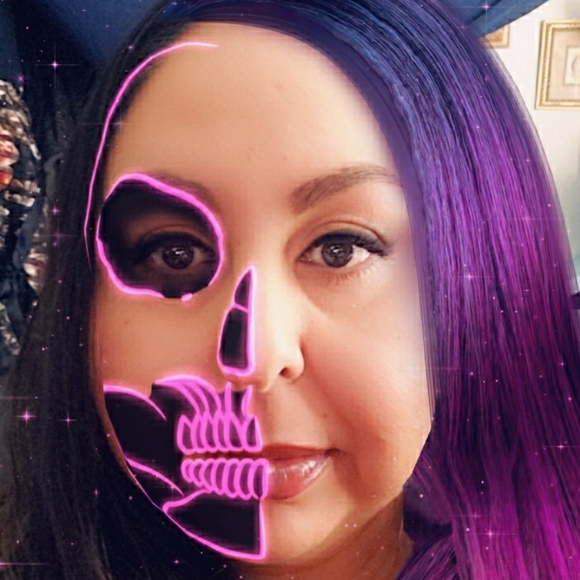 Meet your Posher, Amanda - Picture 2 of 2